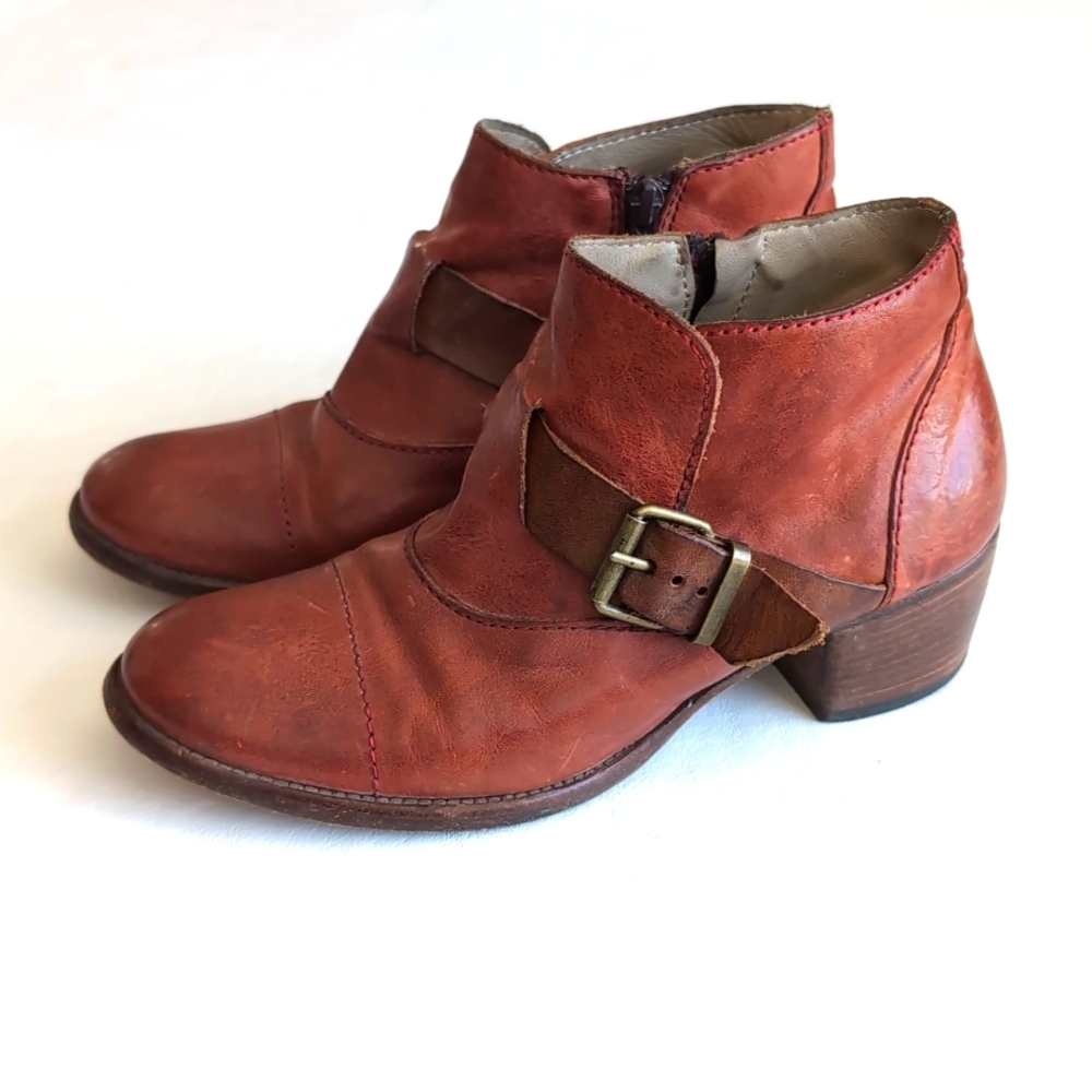 Moma Red Leather Ankle Booties w/ Heel and Buckle Details Women's Size 37